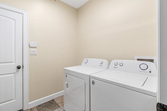 Building Photo - 328 Country Crossing Cir