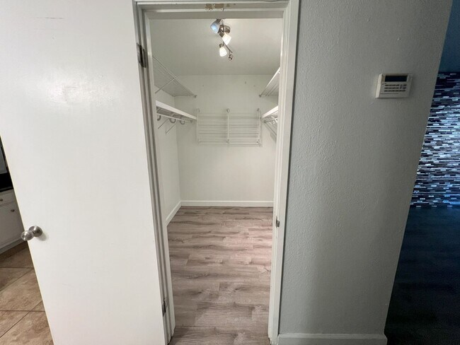 Building Photo - Remodeled 2 Bed, 2 Bath Unit in Downtown S...