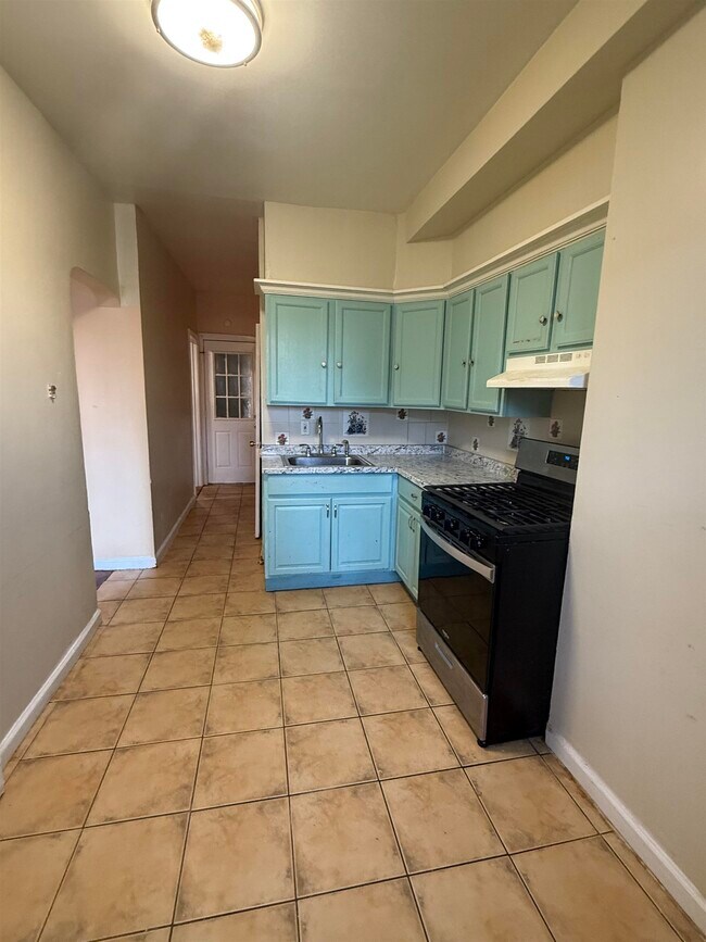 Building Photo - 290 Ege Ave