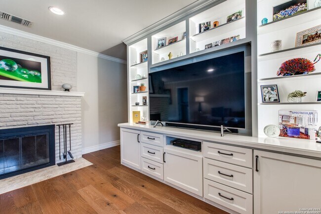 Building Photo - STUNNING 3-BEDROOM HOME WITH POOL IN ALAMO HEIGHTS