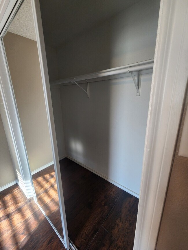 Building Photo - 4 bed 2 bath home