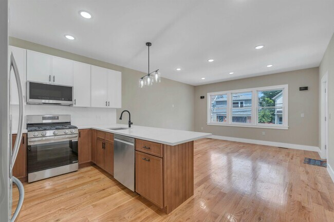 Primary Photo - 275 Pearsall Ave