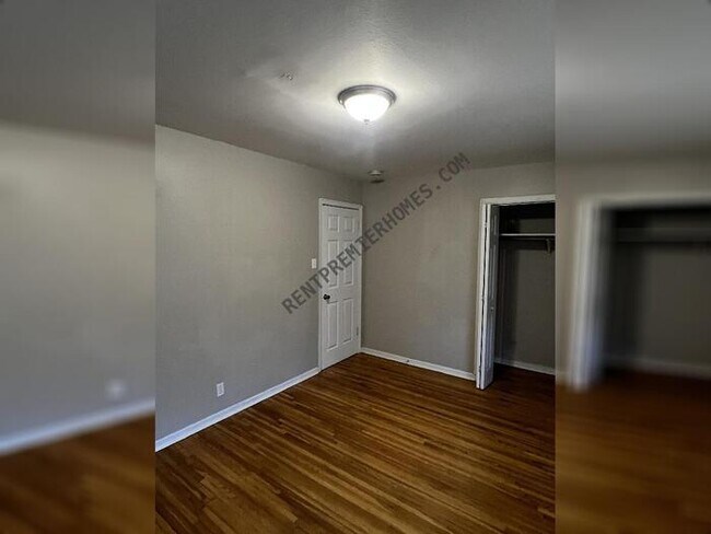 Building Photo - 4016 Maple St