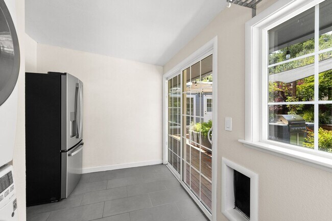 Building Photo - Beautiful Duplex In Highly Desirable San Rafael!