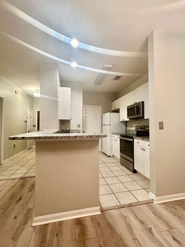 Building Photo - 3 Bedroom/ 2 Bathroom Condo Available in August!