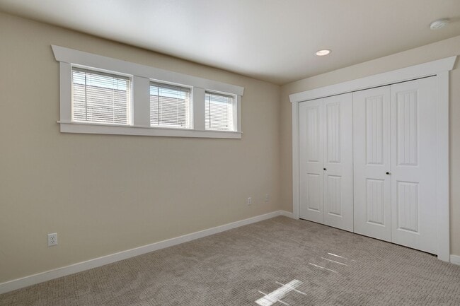Building Photo - Charming Seattle Townhome with Garage Available Now! A/C included!
