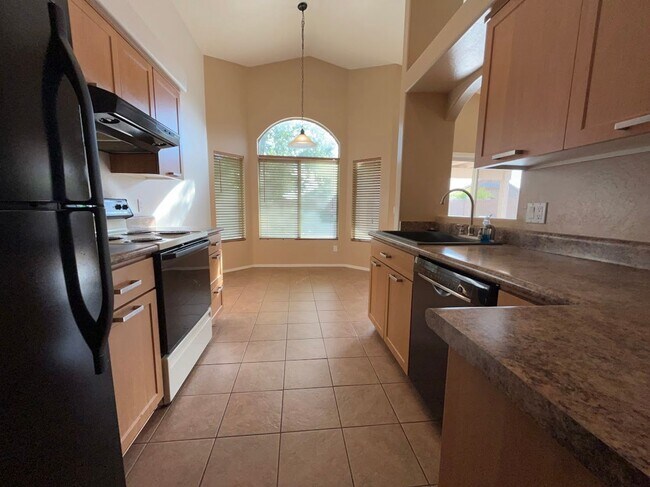 Building Photo - 2 BEDROOM PLUS DEN NEAR ARROWHEAD SHOPS