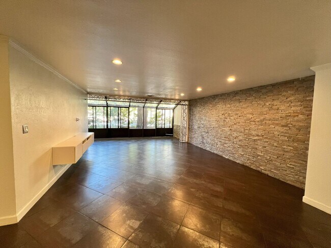 Building Photo - Remodeled 2 Bed, 2 Bath Unit in Downtown S...