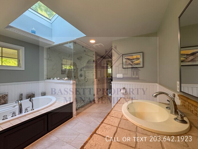 Building Photo - 25 Glenbrook Dr