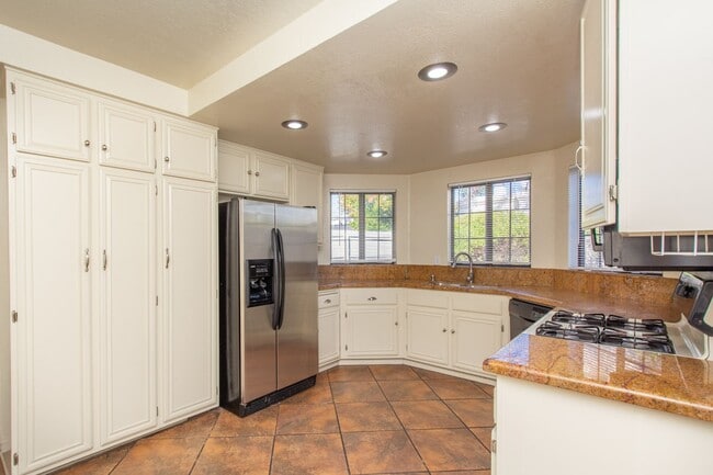 Building Photo - Highly Desirable 3 bedroom / 3 bath Cul-de...