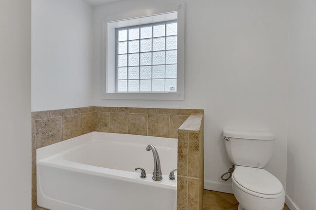 Building Photo - Gorgeous 4 bedroom, 3 1/2 bathroom home wi...