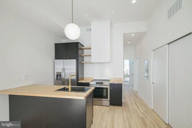 Building Photo - 2331 Frankford Ave