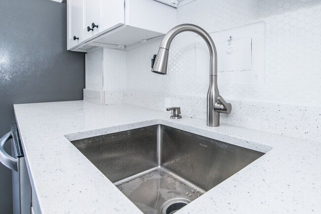 Building Photo - Spacious, Bright 1 Bed 1 Bath condo in prime location and close to Metro - All utilities included
