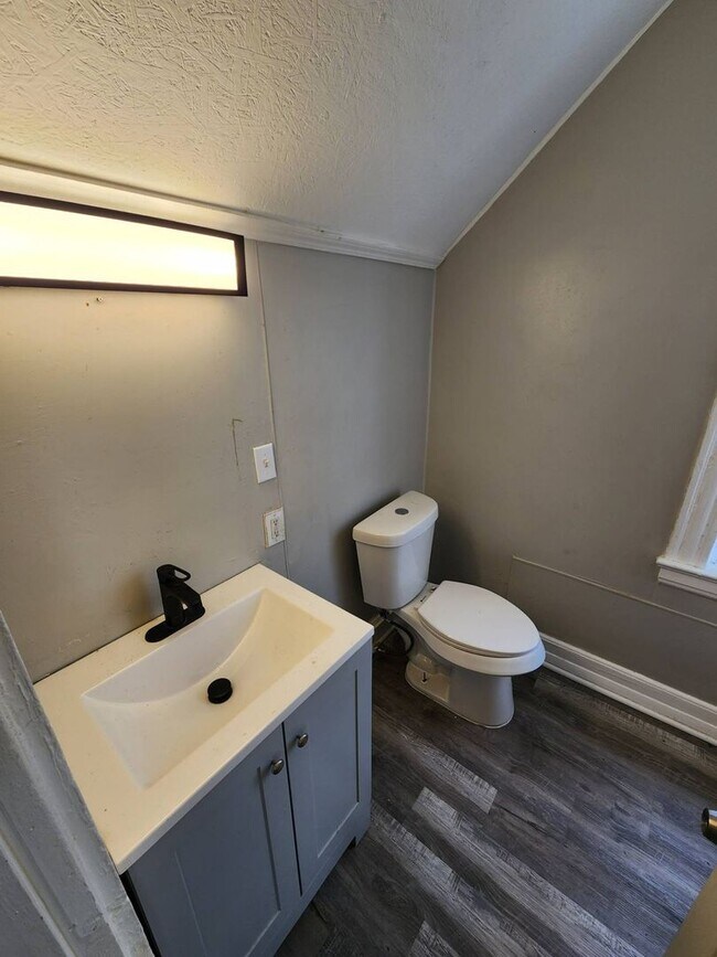 Building Photo - Charming 4-Bedroom Property in Prime Location (SECTION 8 VOUCHERS ACCEPTED)