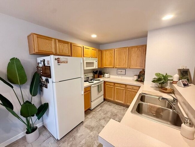 Building Photo - Beautiful 2 bedroom, 2 Bath Condo with 1 Car Detached Garage in Southwest Fort Collins, CO
