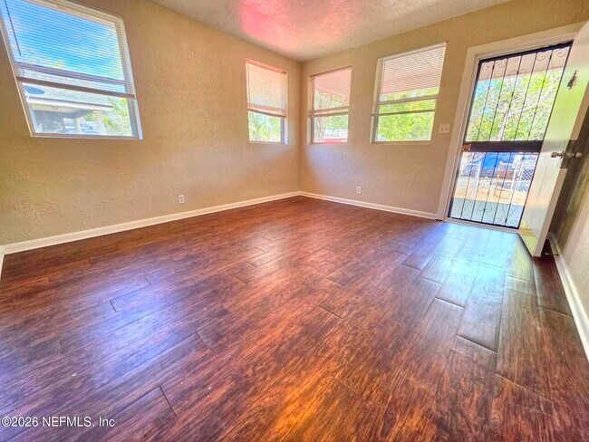 Building Photo - 916 W 25th St