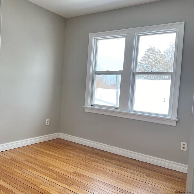 Building Photo - 435 Kenwood Ave