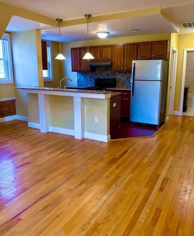 #3B - 5825 Bartlett St