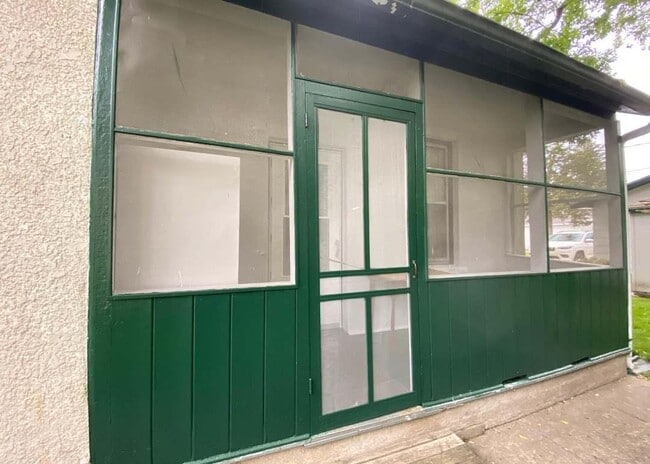 Building Photo - 226 3rd Ave NE