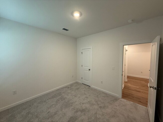 Building Photo - Free Wi-Fi for the first year! 4 Bed/2 Bat...