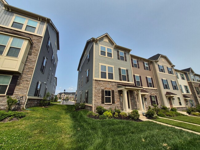 Building Photo - BEAUTIFUL END UNIT TOWNHOME IN NEW MARKET