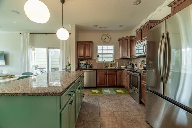 Building Photo - Beautiful 4 bedroom, 3.5 bathroom home in ...