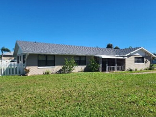 Building Photo - Beachside 3/2/1 Spacious Home