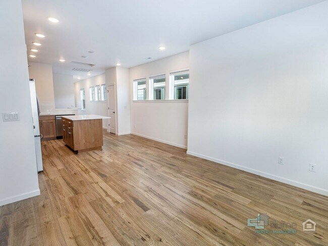 Building Photo - Bright 2-Bedroom, 2.5-Bathroom Home in Hillsboro