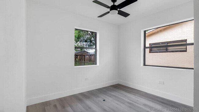 Building Photo - 5015 SW 25th St