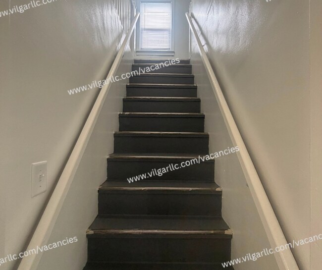 Building Photo - For Rent - 3 Bedroom, 1 Bathroom Home