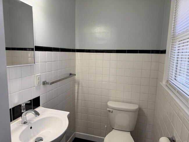 Building Photo - 222 Ross St