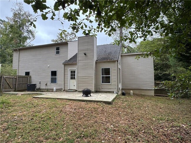 Building Photo - 2400 Salem Dr