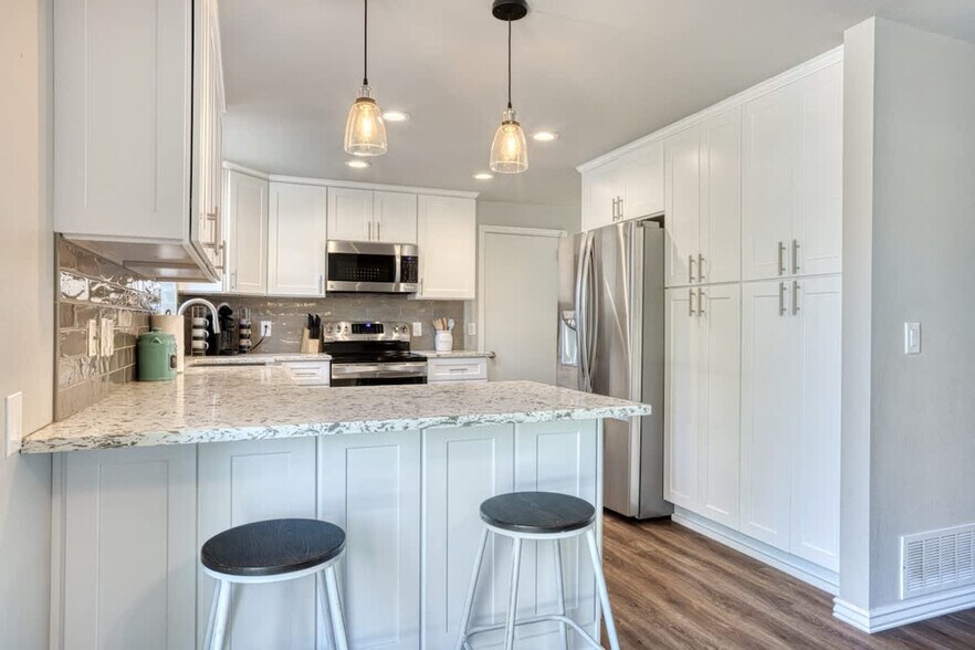 Building Photo - 7040 N Valley St