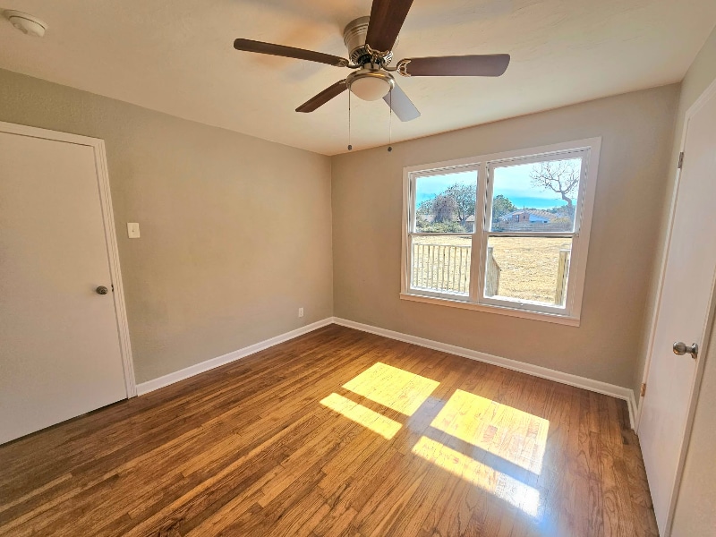 Building Photo - 513 Oakdale Dr