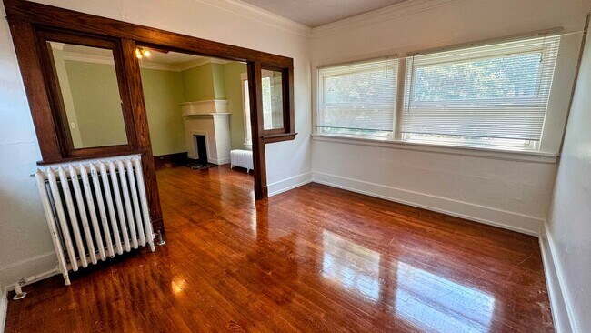 Building Photo - 709-711 Hawthorne NE