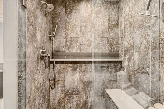 Building Photo - Modern 1 BDR Condo in Holiday Neighborhood