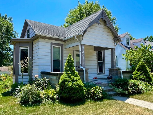 Building Photo - Three Bedroom Close To Campus