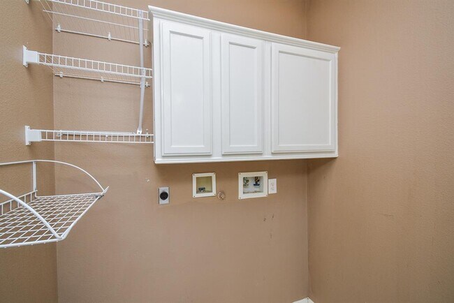 Building Photo - 623 Airybrook Ln