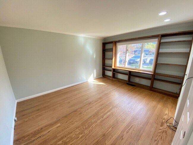 Building Photo - 3 Bed 2 Bath SIngle Family Home In Walnut Creek (Water, Garbage, Internet Are Included In The Rent)