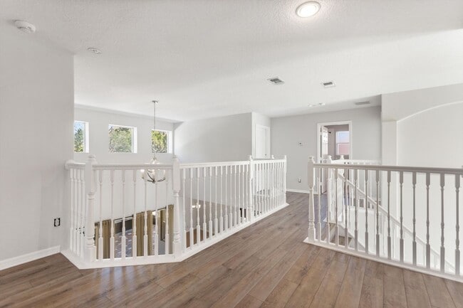 Building Photo - Spacious and beautifully maintained 5-bedroom, 3.5-bathroom two-story home