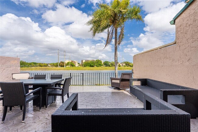 Building Photo - 9179 Fontainebleau Blvd