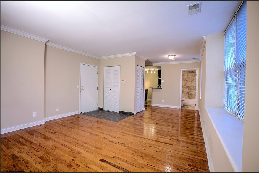 Building Photo - 5500 Pershing Ave