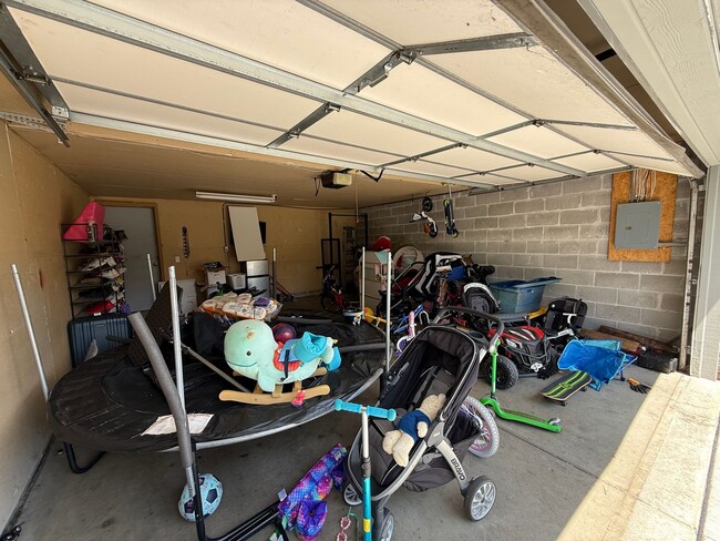 Building Photo - Updated 2 Bed, 2.5 Bath Apple Valley Townh...