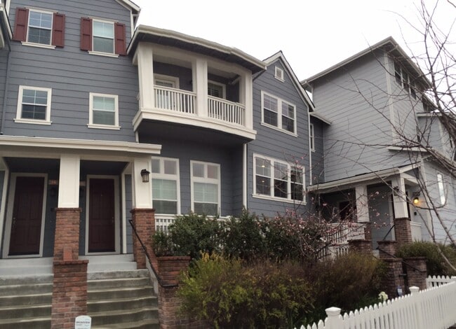 Building Photo - 2110 Northshore Dr