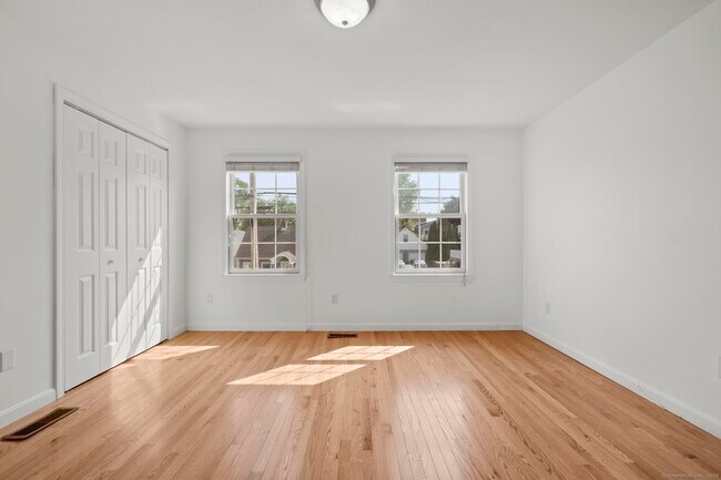 Building Photo - 322 Greenfield St