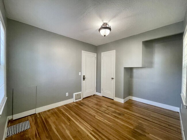 Building Photo - Stunning 3 Bedroom 2 Bathroom Home in Minneapolis!