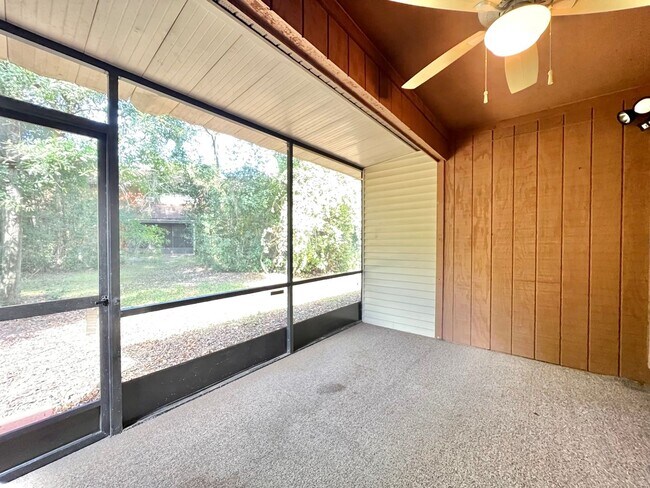 Building Photo - Updated 3 Bedroom, 3 Bathroom Townhome in ...