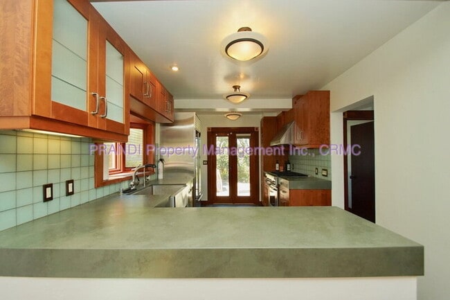 Building Photo - 63 Glen Dr