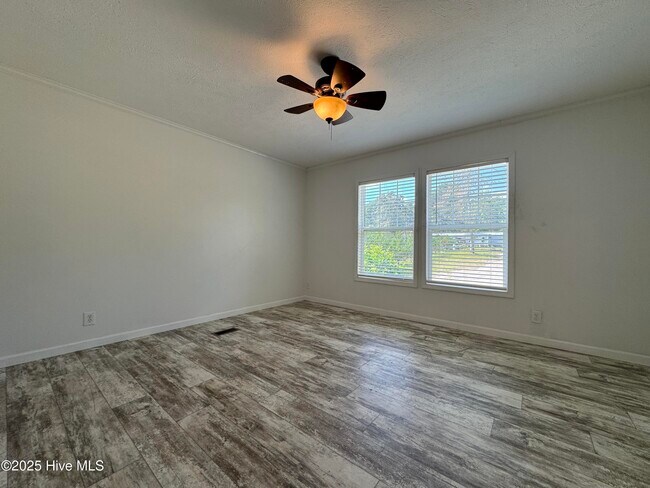 Building Photo - 162 Sandy Creek Dr