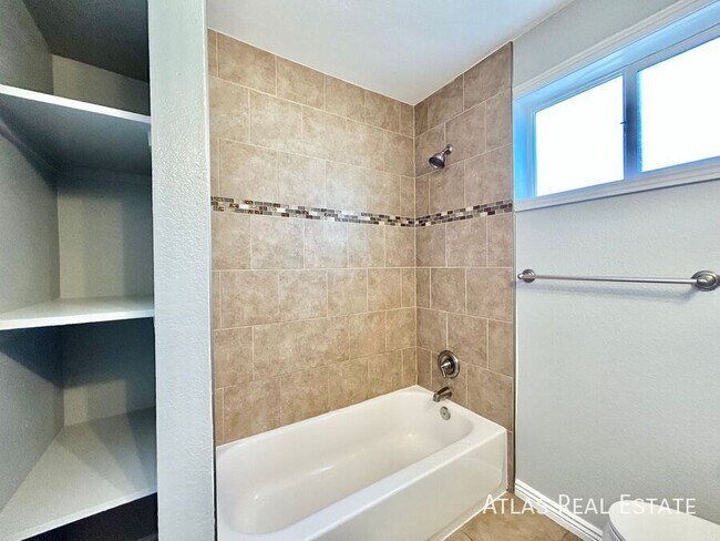 Building Photo - 1553 Ulster St